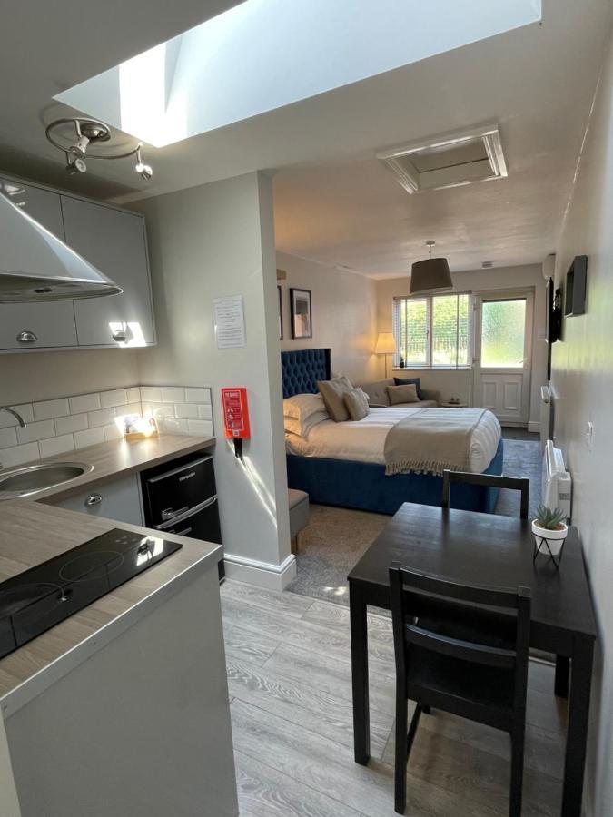 Cannock Hotel Apartments Bagian luar foto